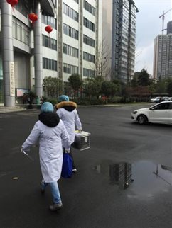 李娜、馮鑫到省疾控送樣2